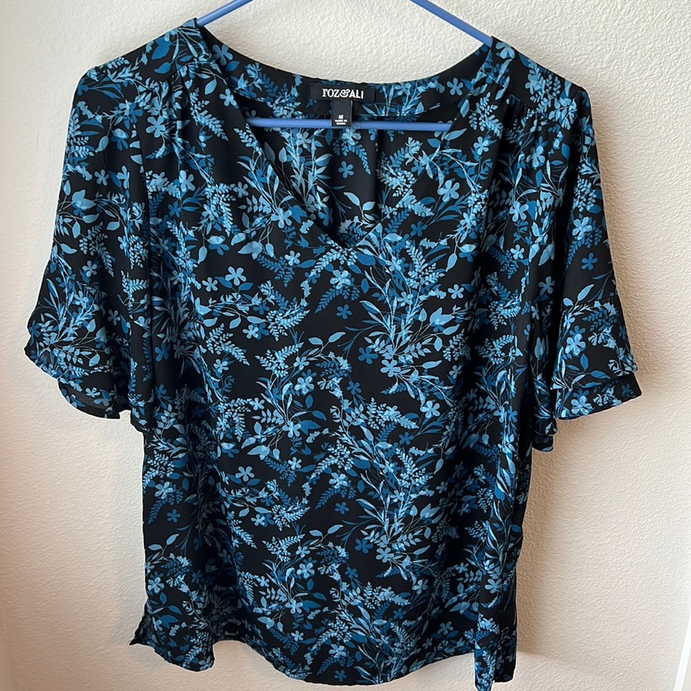 Roz & Ali Blouse - Size M - Black & White Florals - 100% Polyester - EUC